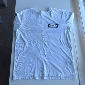 This is a white long sleeve tee from RVCA. This long sleeve is a boys size XL.